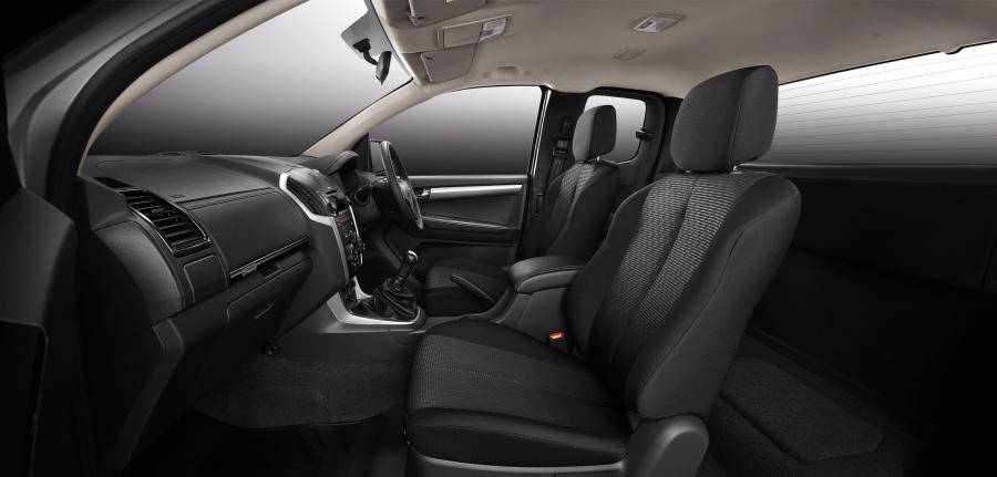 Интерьер Isuzu D-Max Spacecab 2017 года  (TH) (фото 3 из 5)